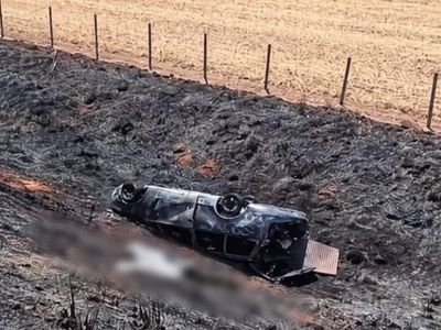 Carro capota e pega fogo na GO-568; três morrem entre Palmeiras de Goiás e Indiara