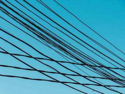 Fios de energia caem sobre ponto de ônibus na Avenida Rio Verde