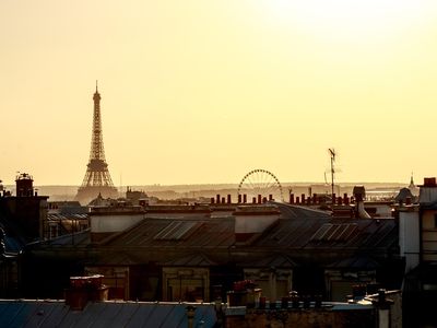 Torre Eiffel cresce com calor; em Goiânia, infraestrutura também se expande