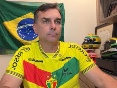 Flávio Bolsonaro faz live após pedir desculpas a Michelle e reforça convite à campanha