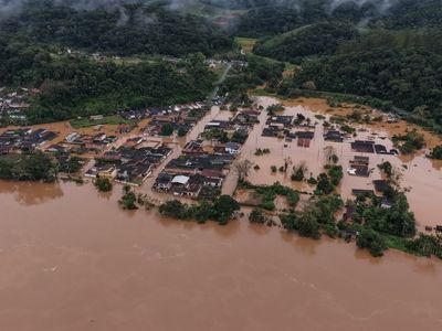 Cheia do Rio Ribeira isola comunidades e desloca centenas de famílias no interior de São Paulo
