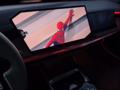 Homem-Aranha em BMW reacende debate sobre anúncios em telas de carros