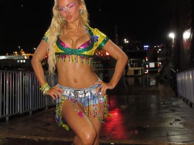 Influencer goiana Pricylla Pedrosa credita abdômen definido à genética aos 45 anos
