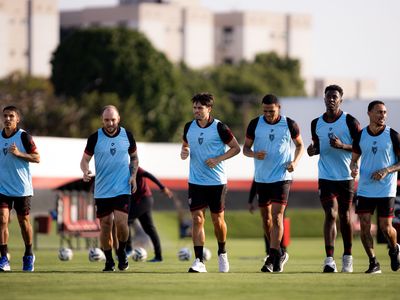 Elenco do Atlético-GO faz greve de entrevistas por salários atrasados