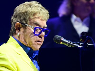 Elton John encerra Rock in Rio com 'Skyline Pigeon', sucesso só no Brasil por novela