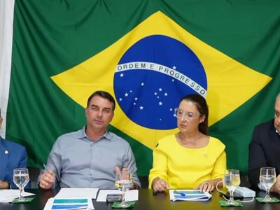 Flávio Bolsonaro apresenta plano com corte de gastos e limites ao STF em live