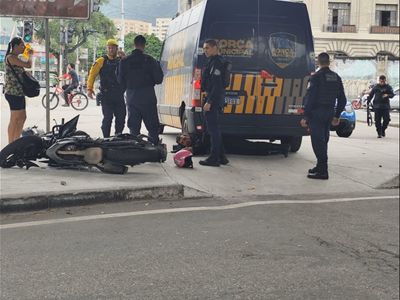 Táxi com turistas colide com moto na Avenida Francisco Bicalho; motociclista fica ferido