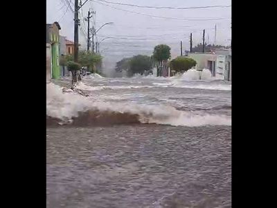 Temporal derruba muros e abre cratera em rua de Cosmópolis