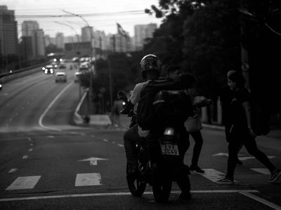 Motociclista vive situação inusitada ao colher limões em Jaraguá