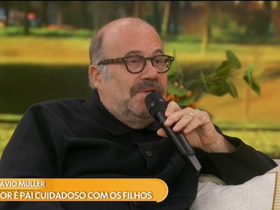 Otávio Müller fala de filhos e netos no Encontro e ganha homenagem do enteado Rômulo Arantes Neto