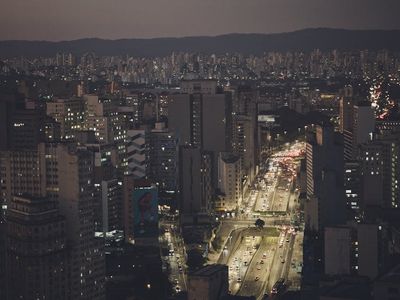 Pai Ameaça Filha com Enxada em SP