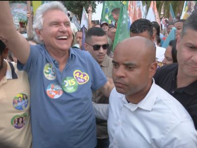Caiado caminha pelo Centro de Goiânia e defende combate à corrupção e violência