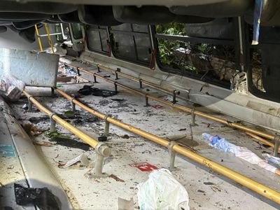 Micro-ônibus cai em ribanceira na BR-174 no Amazonas e deixa 17 feridos
