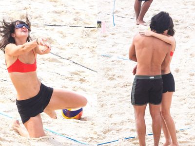 Agatha Moreira e Rodrigo Simas jogam vôlei na praia durante pausa nas gravações