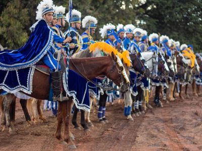 Cavaleiros, fé e tradição: Cavalhadas movimentam Goiás