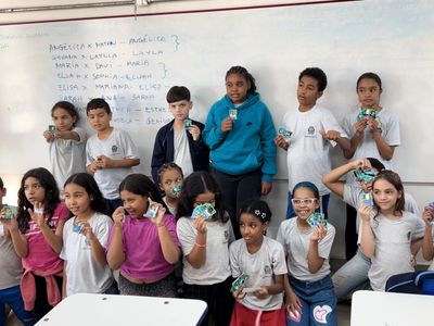 Alunos viram figurinhas da Copa: projeto de arte e tecnologia inspira Goiânia