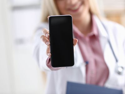 Pediatra pode bloquear paciente no WhatsApp: o que isso significa para a saúde em Goiânia?
