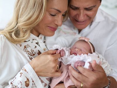 Cesar Filho e Elaine Mickely mostram neta Luiza pela primeira vez nas redes sociais