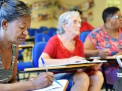 Programa Curta Mais oferece alfabetização gratuita a adultos e idosos em Goiânia