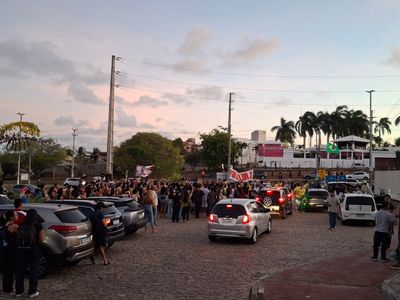 Confrontos entre militantes do PL e estudantes na UFRN terminam com portão danificado
