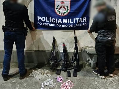 PM apreende três fuzis e drogas após confronto em Angra dos Reis