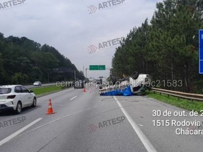 Caminhão capota após pneu estourar na Ayrton Senna, em Guararema